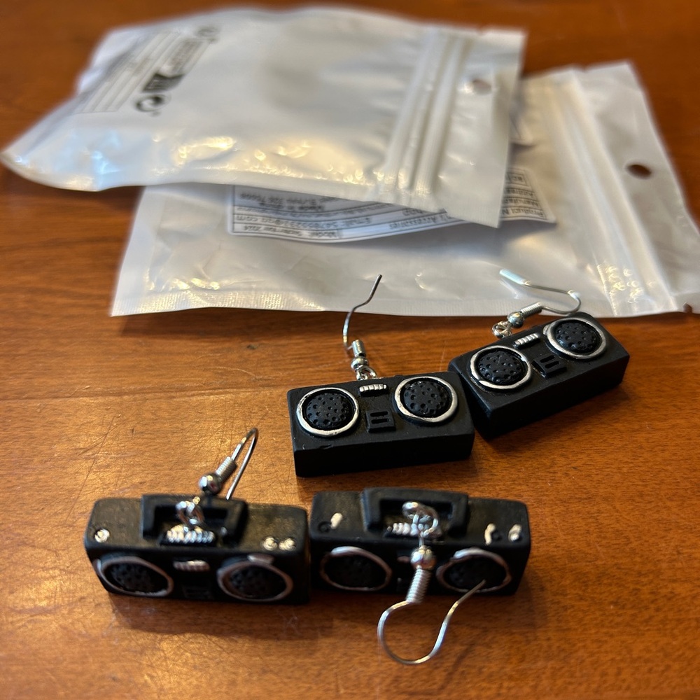✂️ Retro Black Boombox Earrings